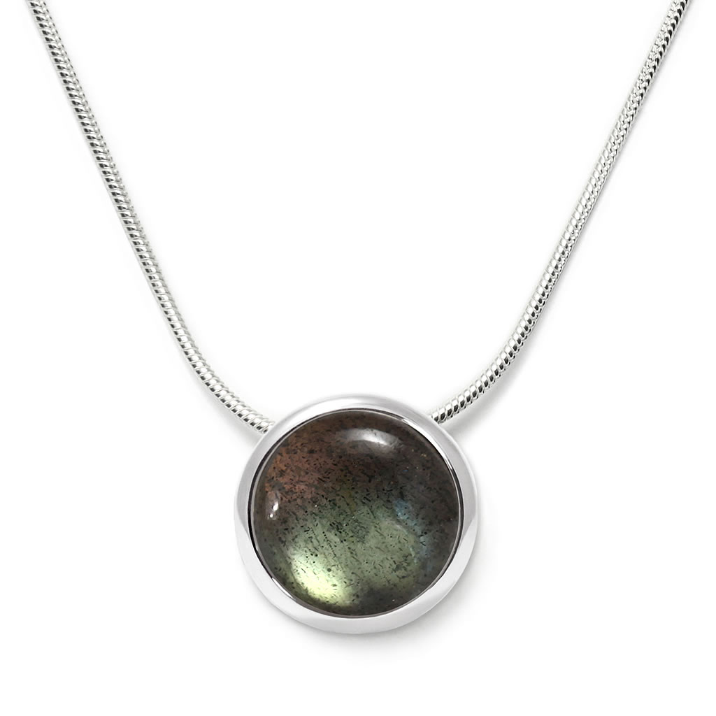 Charming necklace in sterling silver with a labradorite