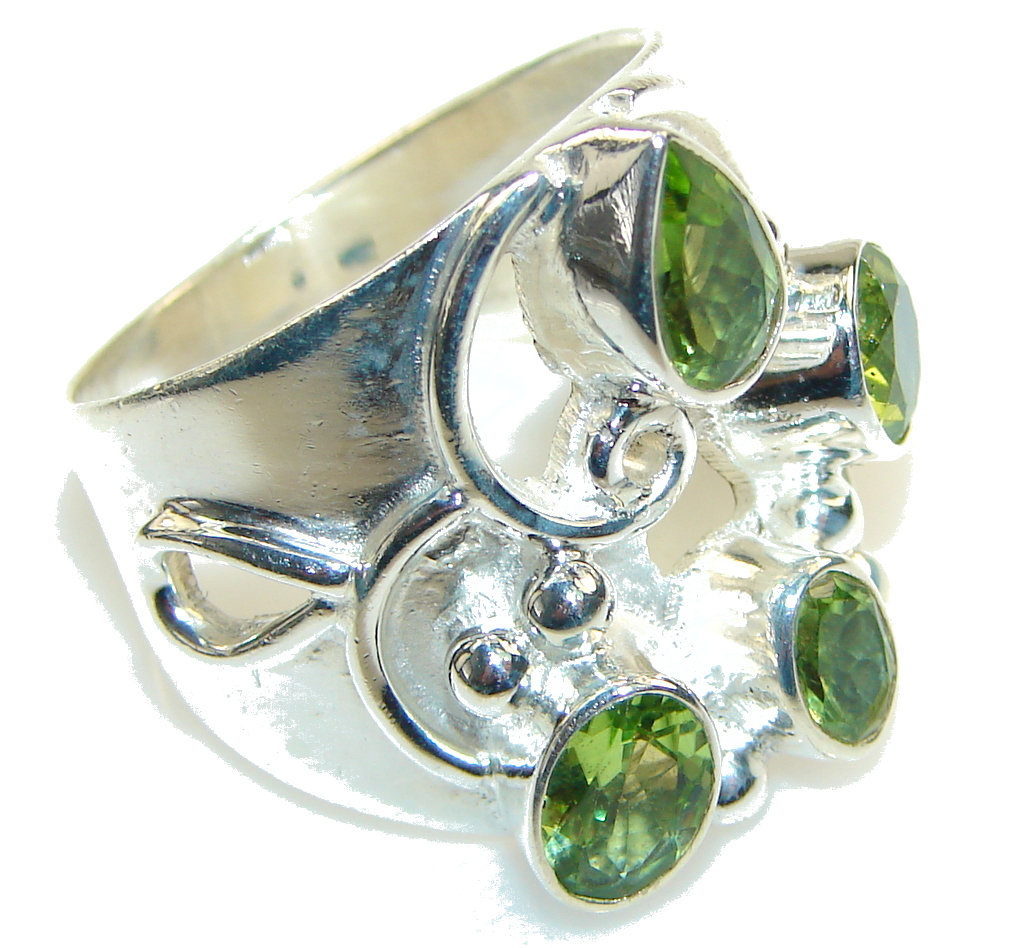 Excellent Green Peridot Sterling Silver Ring s. 9