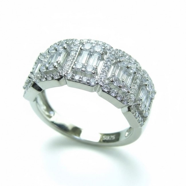 LUXURIUS 6.5 carat White Topaz .925 Sterling Silver ring size 6 1/4