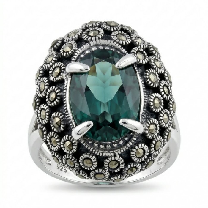 Spectaculat 9.2 carat Travorite Garnet .925 Sterling Silver Statement Ring size 8