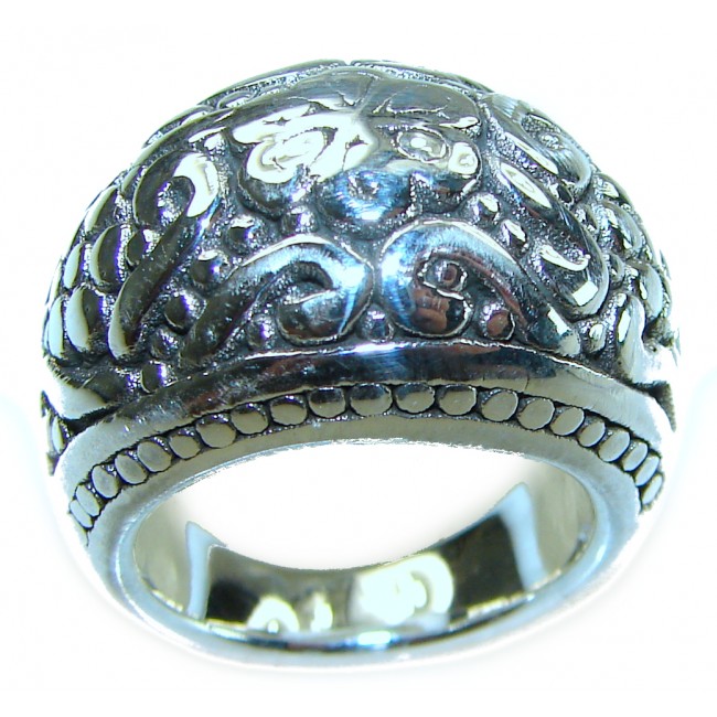 Large and Solid Bali made .925 Sterling Silver ring size 7 - Close-up of detailed Bali .925 Sterling Silver ring, size 7