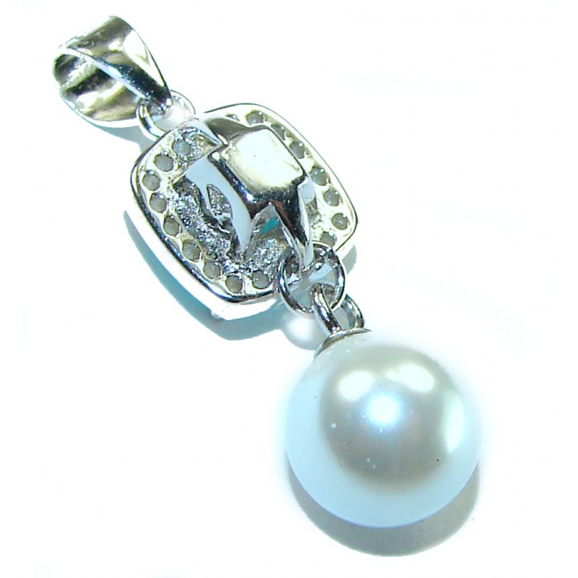Purity 0.4 carat authentic Swiss Blue Topaz Pearl .925 Sterling Silver handmade Pendant - Close-up of Purity 0.4 carat Swiss Blue Topaz Pearl sterling pendant