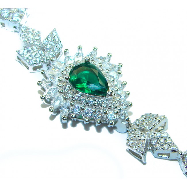 Vintage style - Timless Treasure 8.5 carat Colombian Emerald .925 Sterling Silver handcrafted Bracelet - Close-up of a vintage style Colombian emerald and diamond bracelet