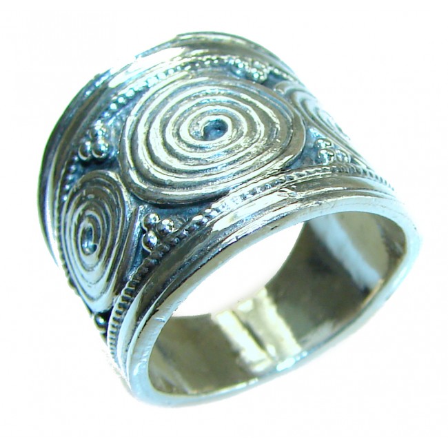Precious - Bali made .925 Sterling Silver handcrafted Ring s. 6 - Bali handcrafted .925 Sterling Silver ring, top view, swirl design.