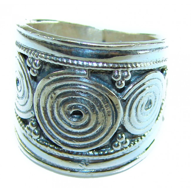 Precious - Bali made .925 Sterling Silver handcrafted Ring s. 6 - Bali made .925 sterling silver ring, front detail close-up.