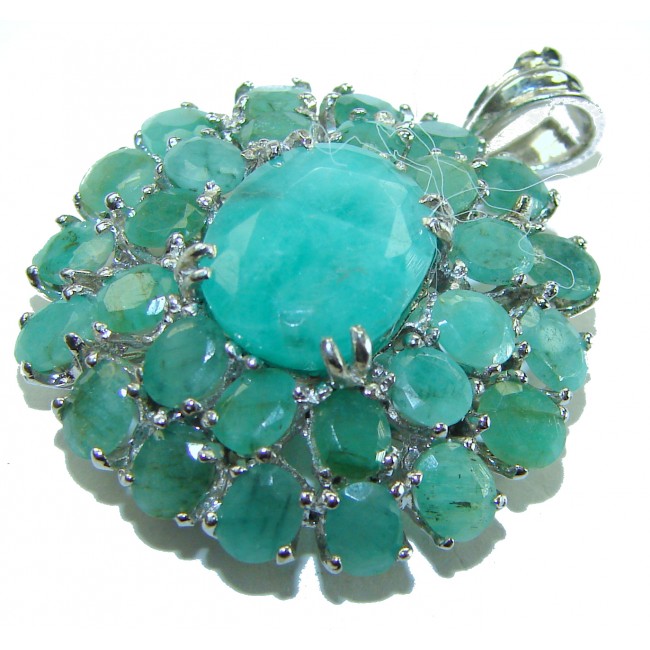 Spectacular 18.8 carat authentic Colombian Emerald .925 Sterling Silver handcrafted Pendant - Emerald pendant close-up with silver setting details