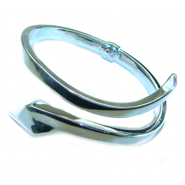 Snake - highly polished Italy made Bracelet in best quality .925 Sterling Silver - Top view of highly polished snake-shaped Italian bracelet.