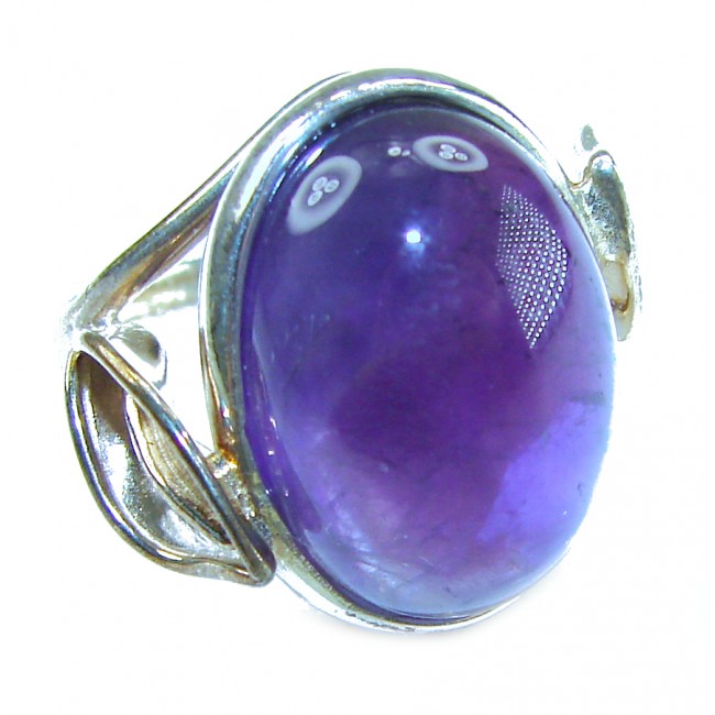 22.5 carat Amethyst .925 Sterling Silver Handcrafted Ring size 8 - Close-up of 22.5 carat amethyst in handcrafted .925 sterling silver ring