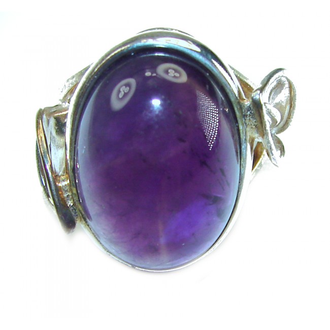 22.5 carat Amethyst .925 Sterling Silver Handcrafted Ring size 8 - Close-up of 22.5 carat amethyst in handcrafted sterling silver ring
