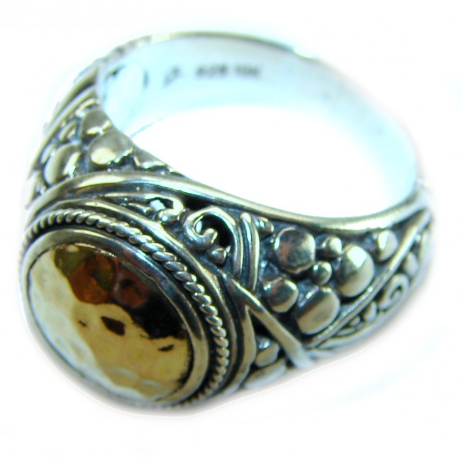 Precious - Bali made 2 tones .925 Sterling Silver handcrafted Ring s. 7 - Silver ring with gold-toned oval, intricate side detailing, close-up view