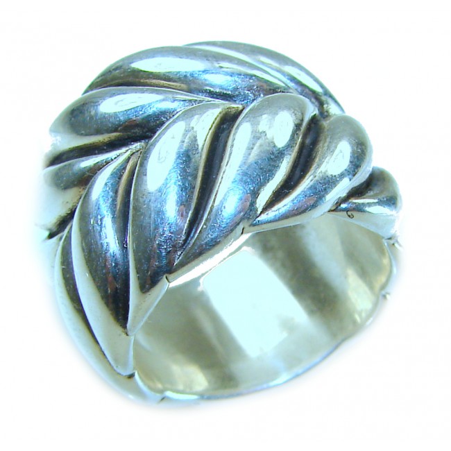Large and Solid Bali made .925 Sterling Silver ring size 7 1/2 - Top view of large Bali .925 sterling silver twisted design ring.