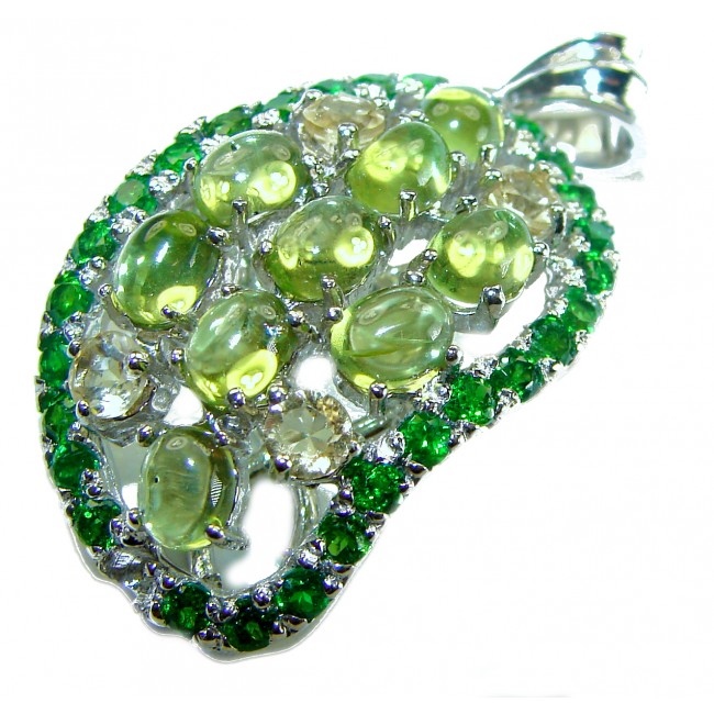 Wise Bliss Authentic 22.6 carat Peridot .925 Sterling Silver handmade Pendant - Close-up of Wise Bliss Peridot pendant on .925 sterling silver setting