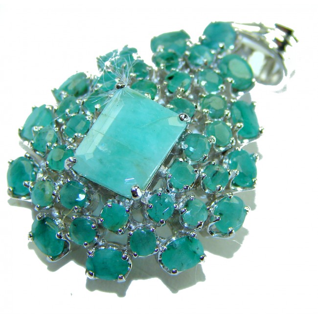 Luxurious 18.5 carat Emerald .925 Sterling Silver handcrafted pendant - Close-up of 18.5 carat emerald pendant in .925 sterling silver setting