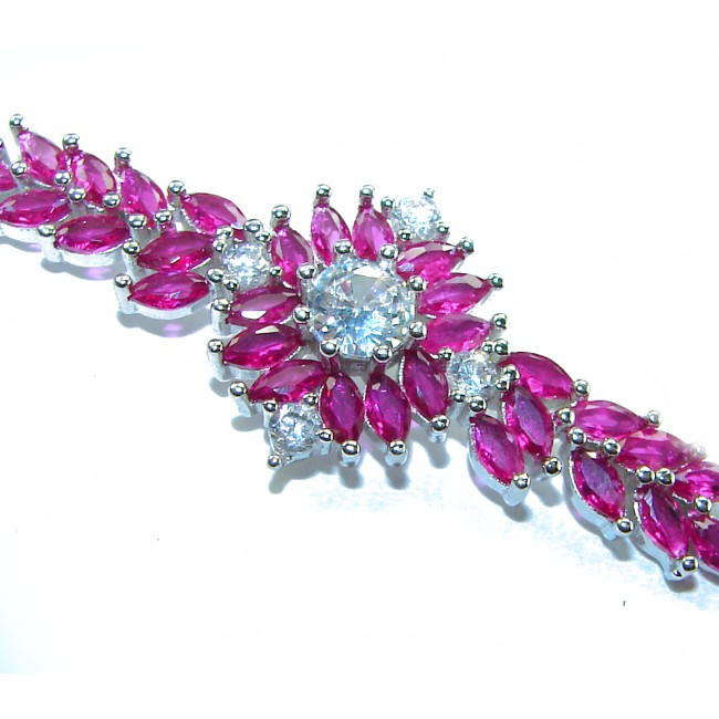 Tiffany - Luxurious natural 26.5 carat Ruby .925 Sterling Silver Statement Bracelet - Close-up of luxurious ruby and sterling silver bracelet design