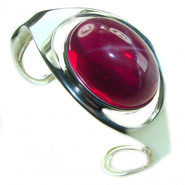 Very Rare - Bellezza Genuine 44.5 CARAT Star Ruby .925 Sterling Silver HUGE Bracelet / Cuff - Close-up of a silver bracelet featuring a 44.5 carat star ruby stone.