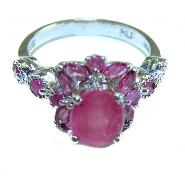 Spectacular Authentic 9.3 carat Ruby .925 Sterling Silver handmade Cocktail Ring s. 5 - Ruby ring close-up showcasing stones and silver band