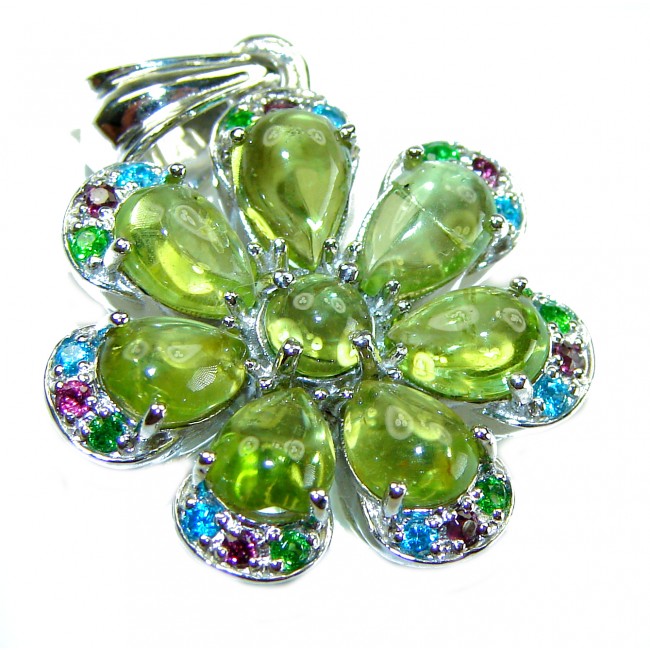 Wise Bliss Authentic 12.6 carat Peridot .925 Sterling Silver handmade Pendant - Close-up of flower-shaped peridot and sterling silver pendant
