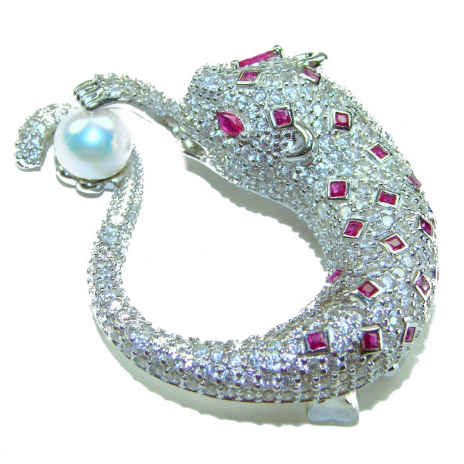 Gephard Natural 7.8 carat Ruby Pearl .925 Sterling Silver handmade pendant - Elegant jaguar brooch with rubies and pearl, encrusted in silver.