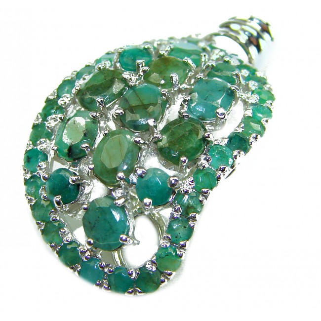 Luxurious 18.5 carat Colombian Emerald .925 Sterling Silver handcrafted pendant - Close-up of emerald cluster on sterling silver pendant