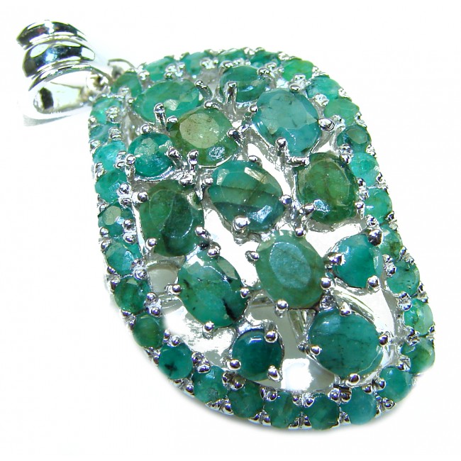 Luxurious 18.5 carat Colombian Emerald .925 Sterling Silver handcrafted pendant - Emerald sterling silver pendant close-up, top view