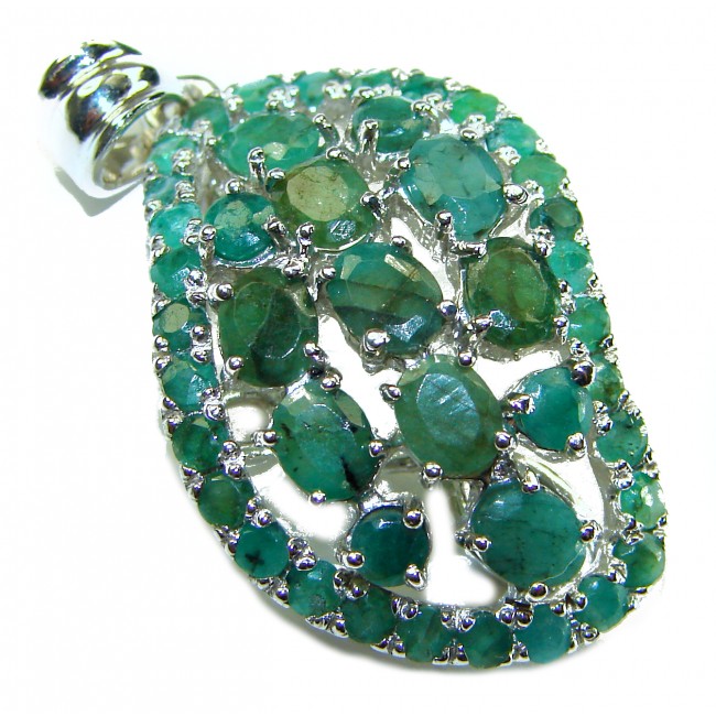 Luxurious 18.5 carat Colombian Emerald .925 Sterling Silver handcrafted pendant - Emerald pendant close-up, 18.5 carat, .925 sterling silver setting.