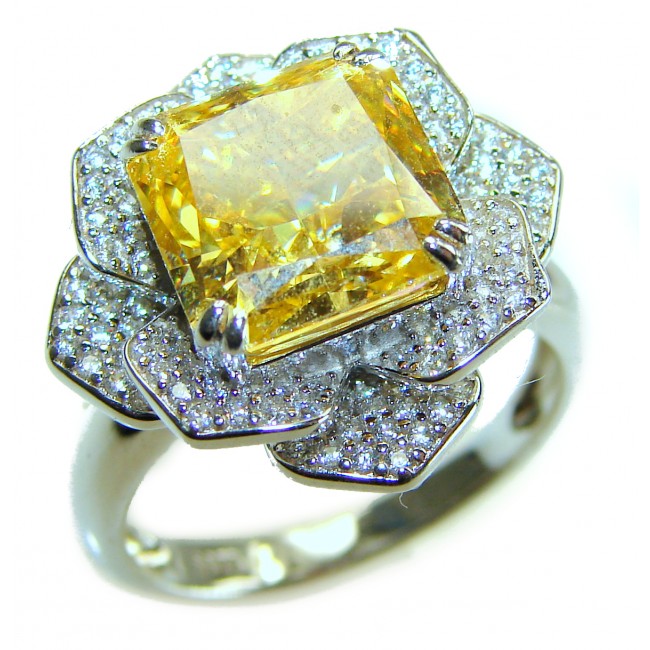 Splendid cushion cut 10.2 carat yellow Sapphire .925 Sterling Silver brilliantly handcrafted ring s. 8 - Close-up of cushion cut 10.2 carat yellow Sapphire ring in .925 sterling silver