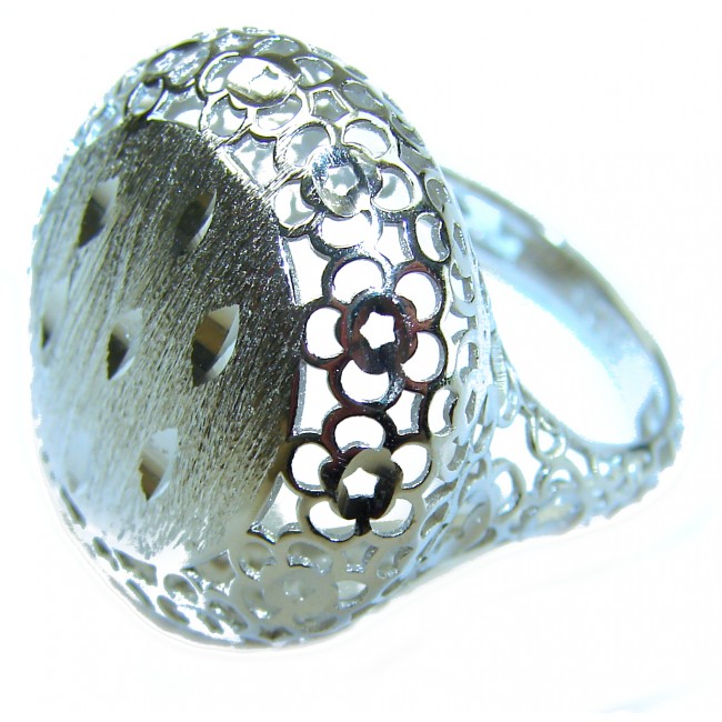Luxurious Italy made .925 Sterling Silver brilliantly handcrafted ring s. 7 1/4 - Side view of intricate .925 Sterling Silver ring with floral design.