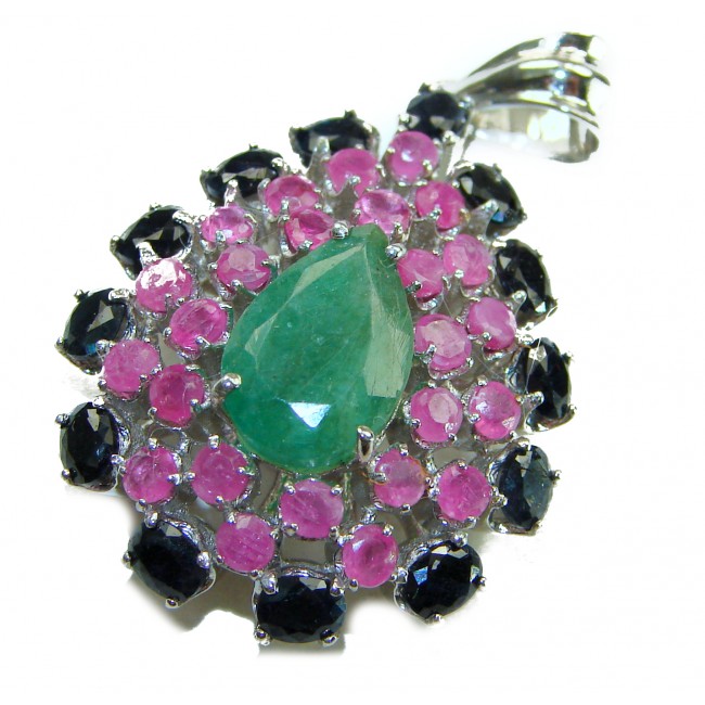 Luxurious 22.5 carat Colombian Emerald .925 Sterling Silver handcrafted pendant - photo 2
