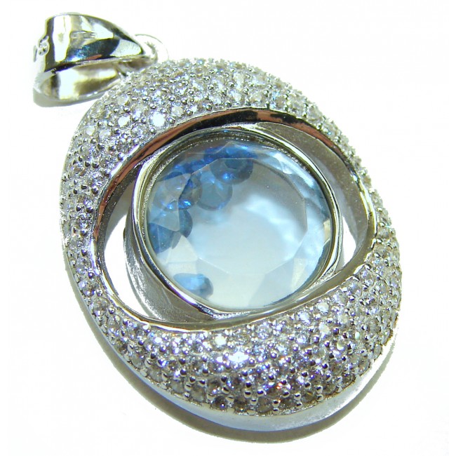 Floating Memories 10.5 carat Sapphire .925 Sterling Silver Handcrafted Statement pendant - Close-up of Floating Memories sapphire pendant with silver detailing.