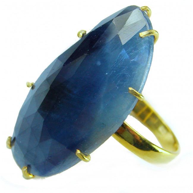 Iconic design 22.2 carat natural Sapphire 18K Gold over .925 Sterling Silver Perfectly handcrafted Ring s. 9 - Sapphire ring close-up, side view of stone with gold setting