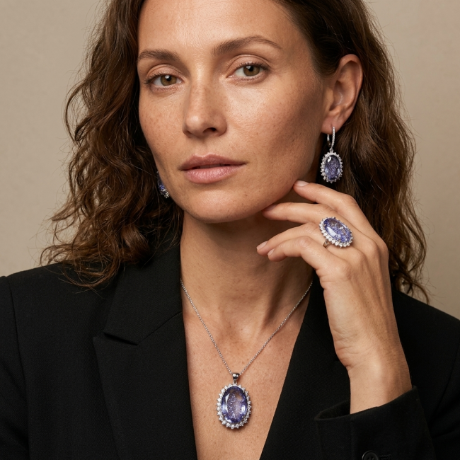 Splendid 18.5 carat Tanzanite .925 Sterling Silver Handcrafted Pendant