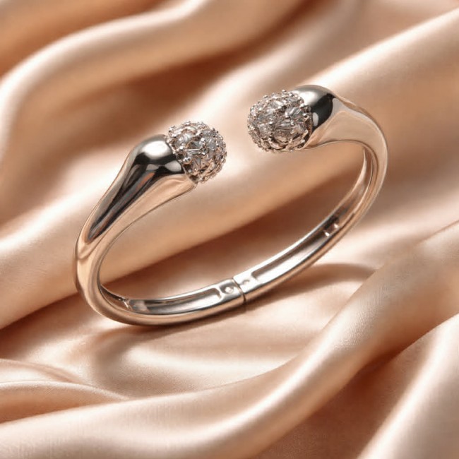 Precious Natural 15.2 carat White Crystal Silver bracelet