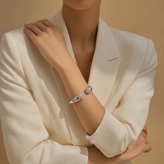 Precious Natural 15.2 carat White Crystal Silver bracelet