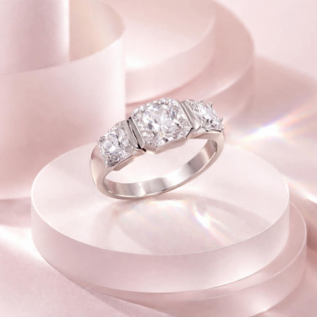 LUXURIUS 6.5 carat White Topaz .925 Sterling Silver ring size 7 - Side view of LUXURIUS 6.5 carat white topaz sterling silver ring