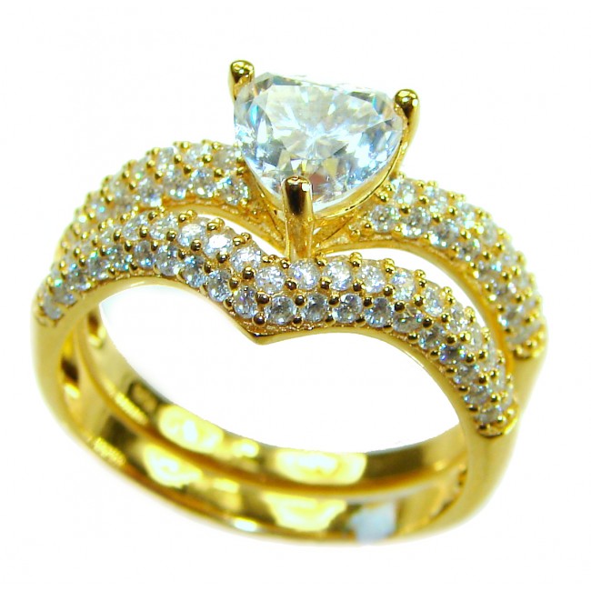 Sparkling pavé 4.5 carat Moissanite curve in a chic chevron shape Luxurios .925 Sterling silver Stackable Heart Ring size 7 - Gold ring with pavé Moissanite, front view with chevron curve.