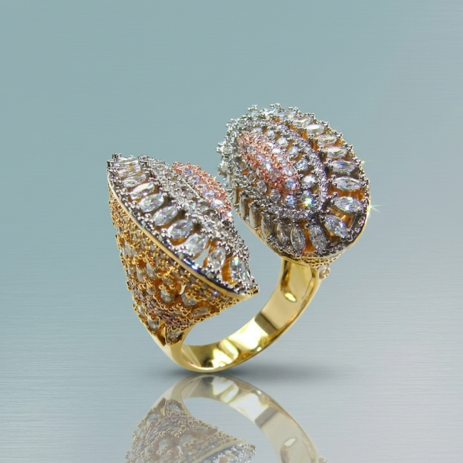 Art Deco 26.2 carat White Topaz 14K Gold over .925 Silver handcrafted Cocktail Ring s. 8 - Side view of Art Deco 26.2 carat white topaz ring in 14K gold.