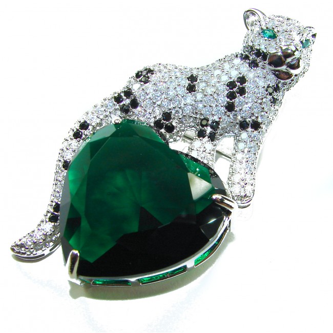Passionate Love Cheetah authentic 38.5 carat Emerald .925 Sterling Silver Handcrafted pendant brooch - Cheetah brooch with emerald, close-up, showcasing 38.5 carat stone.