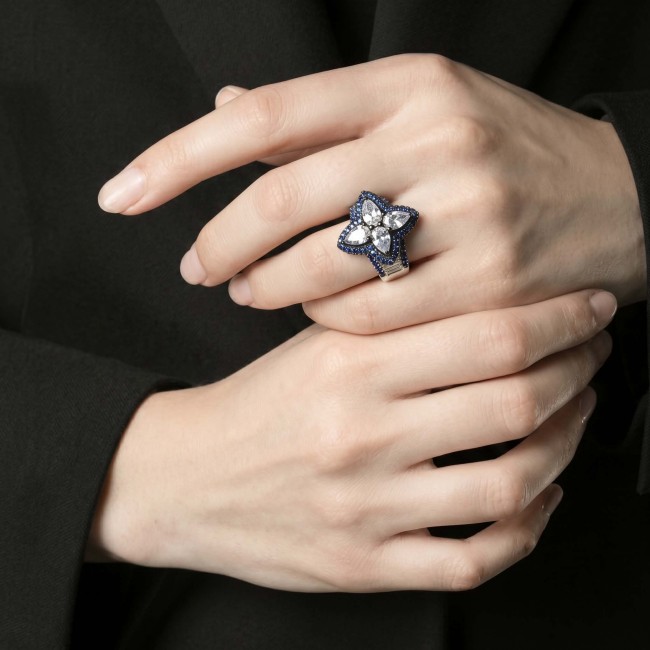 Art deco - Born to Glam 10.2 carat natural Sapphire .925 Sterling Silver Perfectly handcrafted Ring s. 6 - Ring with sapphires, worn on hand, front view, Art deco style.