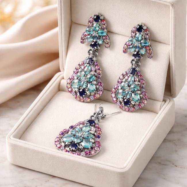 Giovanna - Authentic 28.9 carat COLOMBIAN EMERALD .925 Sterling Silver dipped in rhodium handcrafted earrings - Pendant and earrings set with gemstones in an open jewelry box.