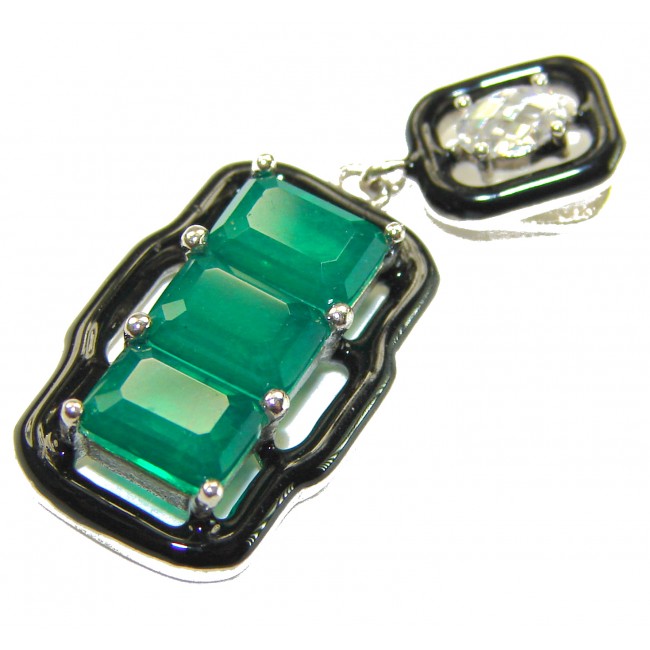 Art Deco 8.5 carat Emerald black enamel .925 Sterling Silver handmade Pendant - Emerald and black enamel Art Deco pendant, stone close-up.