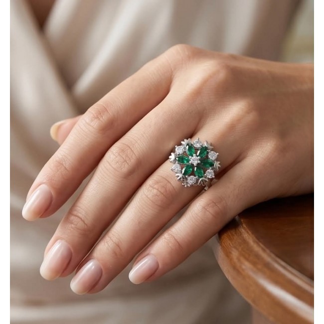 Real 3.2 carat Emerald Italy Made Silver Sterling Silver spinning ring s. 7 1/2 - Emerald ring worn on hand, silver sterling, 3.2 carat, Italy made