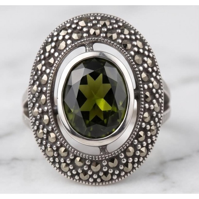 Spectaculat 7.2 carat Travorite Garnet .925 Sterling Silver Ring size 7 - Close-up of 7.2 carat Travorite Garnet ring, .925 Sterling Silver setting.