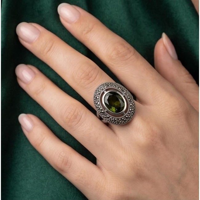 Spectaculat 7.2 carat Travorite Garnet .925 Sterling Silver Ring size 7 - Travorite garnet ring in sterling silver, worn on hand.