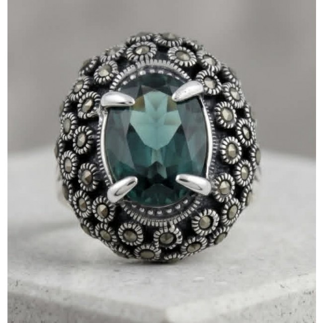 Spectaculat 9.2 carat Travorite Garnet .925 Sterling Silver Statement Ring size 8 - Close-up of 9.2 carat Travorite Garnet ring in .925 Sterling Silver.