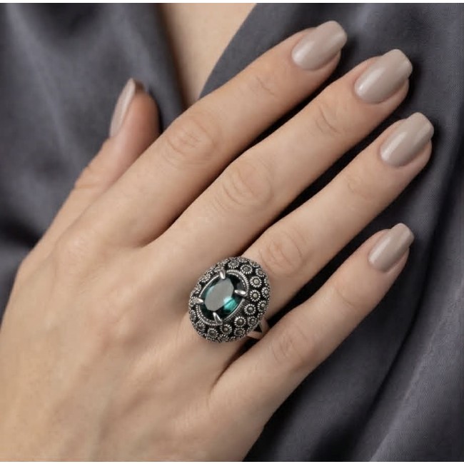 Spectaculat 9.2 carat Travorite Garnet .925 Sterling Silver Statement Ring size 8 - Travorite garnet ring on hand, showcasing intricate design and gemstone.