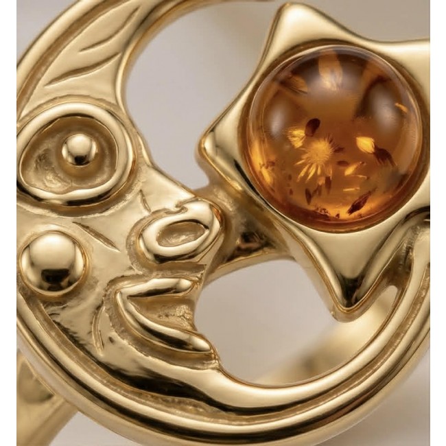 HARMONY Beauty of the Sea - Natural Baltic Amber .925 Sterling Silver dippedin 18K Gold handcrafted ring; s. 7 - Close-up of gold moon and star design with amber stone detail