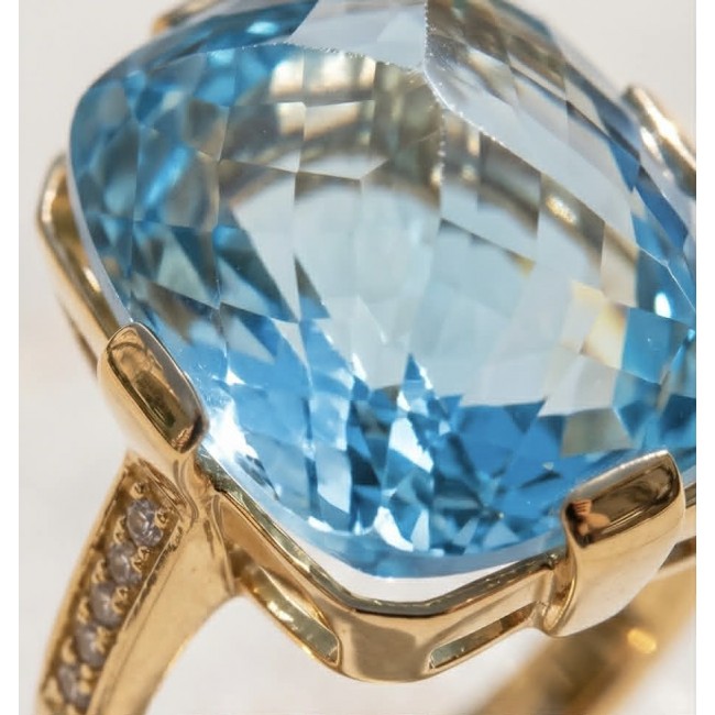 Atlantica 29.4 carat fancy Rose cut Swiss Blue Topaz 18K Gold over .925 Sterling Silver handcrafted Large ring size 8 - Close-up of Atlantica 29.4 ct Swiss Blue Topaz in 18K Gold setting.