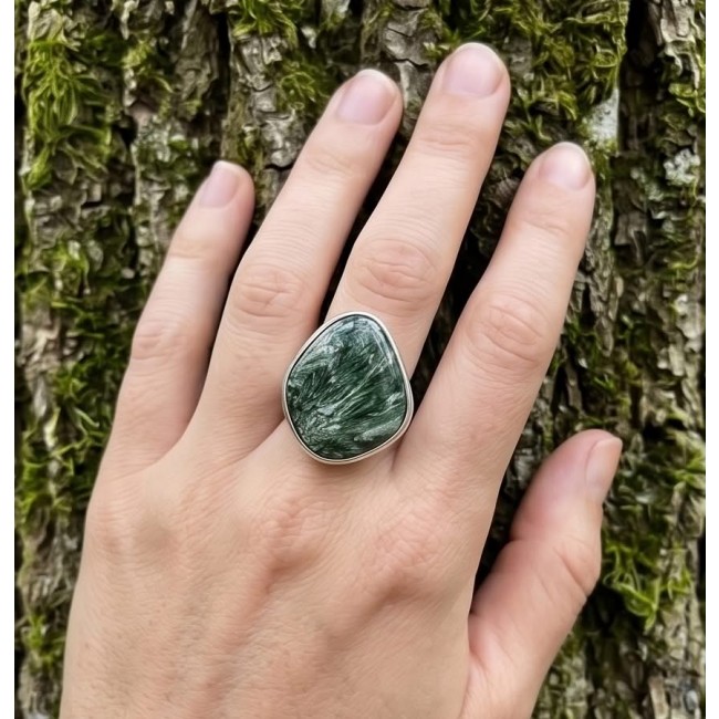 Great quality Seraphinite .925 Sterling Silver handcrafted Ring size 7 adjustable - Seraphinite sterling silver ring worn on hand, tree bark background.