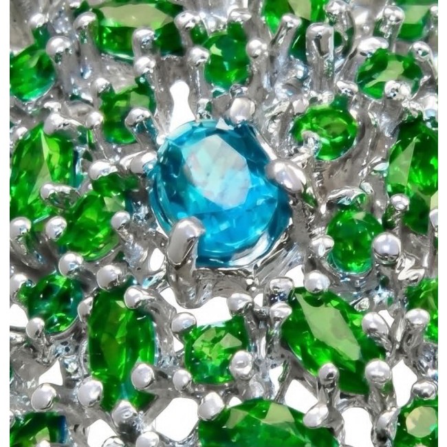 Fiammetta oval cut 2.2 carat Paraiba Tourmaline Tsavorite Garnet .925 Sterling Silver entirely handmade Ring size 8 - Close-up of Fiammetta oval cut 2.2 carat Paraiba Tourmaline and Tsavorite.