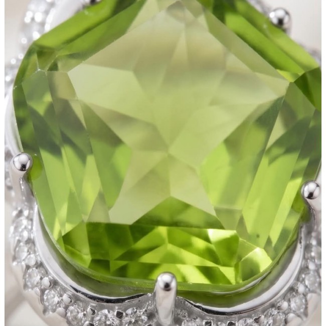 Royalty 9.9 carat authentic Himalayan Peridot .925 Sterling Silver Handcrafted Statement Ring size 7 - Close-up of 9.9 carat Himalayan Peridot in .925 Sterling Silver setting
